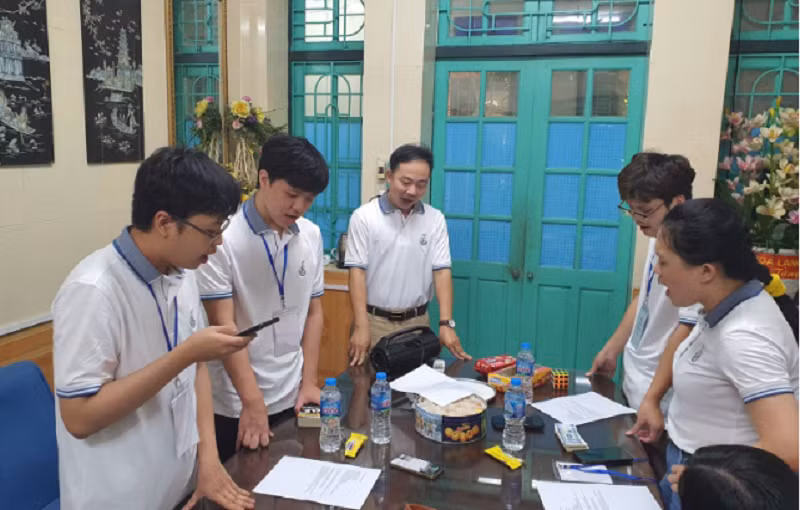 Thầy trò đội tuyển Olympic Hoá học 2021 tập hát để hát giao lưu với Trường THPT chuyên Sư phạm trong thời gian chờ kết quả thi. 