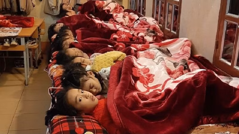 Học sinh được đắp đủ chăn ấm đảm bảo sức khoẻ trong ngày giá rét. Ảnh: Nhân vật cung cấp.