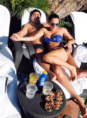 Maradona cuoi vo kem 30 tuoi tai Italia - Anh 2