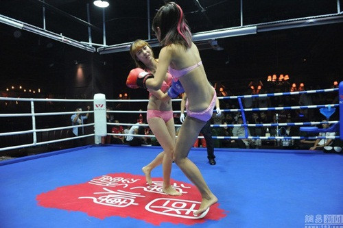 Quán bar “bikini vật lộn” hút hồn giới trẻ Trung Quốc ảnh 4