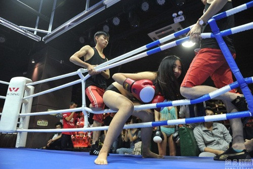 Quán bar “bikini vật lộn” hút hồn giới trẻ Trung Quốc ảnh 7