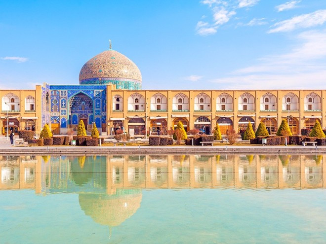 Iran: Là điểm nóng về hạt nhân, Iran là nước khó đến đối với khách du lịch. Visa đến Iran được phê duyệt bởi Bộ Ngoại giao ở Tehran và có thể mất khá lâu. Du khách được khuyên nên nộp giấy tờ xin visa trước chuyến đi 3 tháng. Công dân Mỹ sẽ phải lấy dấu vân tay tại hải quan, và phải đi du lịch theo nhóm hoặc có hướng dẫn viên riêng. Nếu có dấu thị thực của Israel trong hộ chiếu thì bạn không thể nhập cảnh vào Iran. Tuy nhiên, chính phủ của tổng thống Hassan Rouhani đang xúc tiến làm giảm bớt các thủ tục xin visa cho khách nước ngoài để thu hút du lịch. Iran: Là điểm nóng về hạt nhân, Iran là nước khó đến đối với khách du lịch. Visa đến Iran được phê duyệt bởi Bộ Ngoại giao ở Tehran và có thể mất khá lâu. Du khách được khuyên nên nộp giấy tờ xin visa trước chuyến đi 3 tháng. Công dân Mỹ sẽ phải lấy dấu vân tay tại hải quan, và phải đi du lịch theo nhóm hoặc có hướng dẫn viên riêng. Nếu có dấu thị thực của Israel trong hộ chiếu thì bạn không thể nhập cảnh vào Iran. Tuy nhiên, chính phủ của tổng thống Hassan Rouhani đang xúc tiến làm giảm bớt các thủ tục xin visa cho khách nước ngoài để thu hút du lịch.