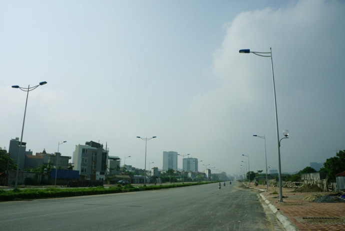 Được khởi công từ tháng 3/2012, đến nay dự án đã hoàn thành công tác giải phóng mặt bằng và hoàn thiện, đưa vào sử dụng đoạn nối từ cầu Nhật Tân tới Xuân La. Đoạn từ Xuân La - Bưởi - Cầu Giấy đang gấp rút những công đoạn cuối cùng. Trong ảnh: Đoàn từ ngã tư Xuân La về Bưởi đang chờ thông xe. vanh-dai-nhat-tan-cau-giay2