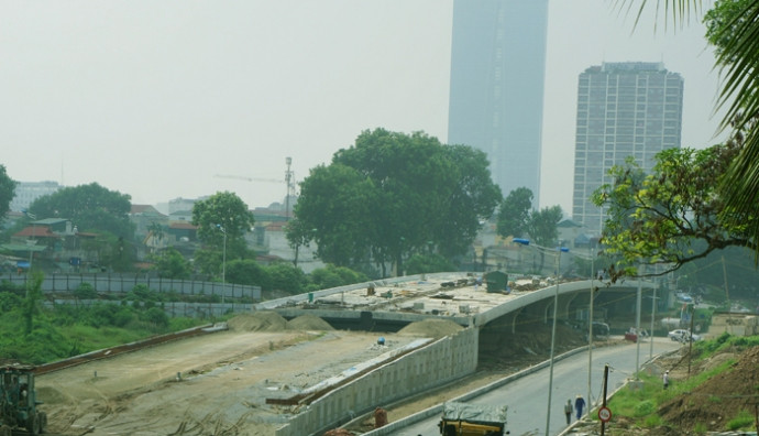 Cầu vượt tại nút giao Bưởi - Hoàng Quốc Việt đang hoàn thành những công đoạn cuối cùng. vanh-dai-nhat-tan-cau-giay7