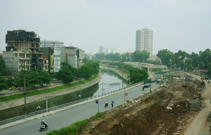 Đoạn từ đầu phố Đội Cấn về Nguyễn Khánh Toàn - Đào Tấn đã được thông xe một phần giúp giải quyết việc đi lại cho người dân. vanh-dai-nhat-tan-cau-giay11