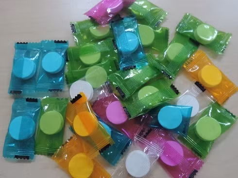 Sự thực viên nén mặt nạ trắng da gây sốt: Chỉ là mặt nạ giấy - Ảnh 2