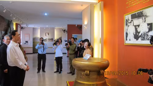 Thủ tướng tới thăm Khu lưu niệm Chủ tịch Hồ Chí Minh tại Xiêng-vang huyện Nongbok, tỉnh Khammouan. Ảnh: VGP