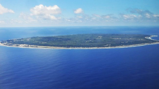 Nauru: Nước cộng hòa nhỏ nhất thế giới này hầu như không dành cho khách du lịch. Mỗi tuần chỉ có duy nhất một chuyến bay đến Nauru từ Australia. Trên cả thế giới chỉ có khoảng 9 cơ quan sứ quán, lãnh sự của Nauru, vì vậy xin visa là điều gần như không tưởng. Ảnh: Daily Telegraph. Nauru: Nước cộng hòa nhỏ nhất thế giới này hầu như không dành cho khách du lịch. Mỗi tuần chỉ có duy nhất một chuyến bay đến Nauru từ Australia. Trên cả thế giới chỉ có khoảng 9 cơ quan sứ quán, lãnh sự của Nauru, vì vậy xin visa là điều gần như không tưởng. Ảnh: Daily Telegraph.