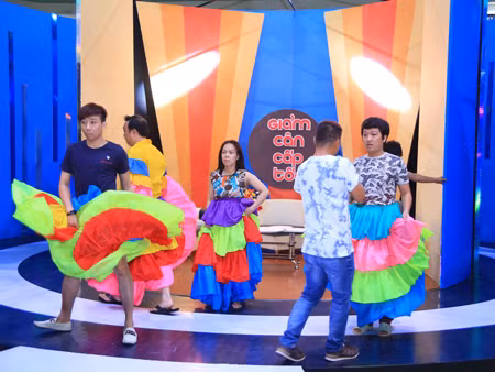 Giả gái quá lố ở sân khấu Việt