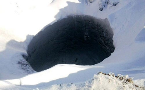 Miệng hố thứ ba ở Siberia. Ảnh: SiberianTimes. Miệng hố thứ ba ở Siberia. Ảnh: SiberianTimes