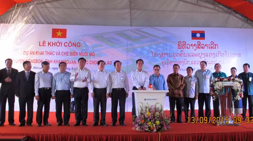 Hai Thủ tướng nhấn nút khởi công dự án. Ảnh: VGP