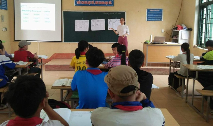 Cô Nguyễn Thị Thùy - Giáo viên Trường PTCS Nam Mẫu trong giờ dạy tiếng Anh cho học sinh.