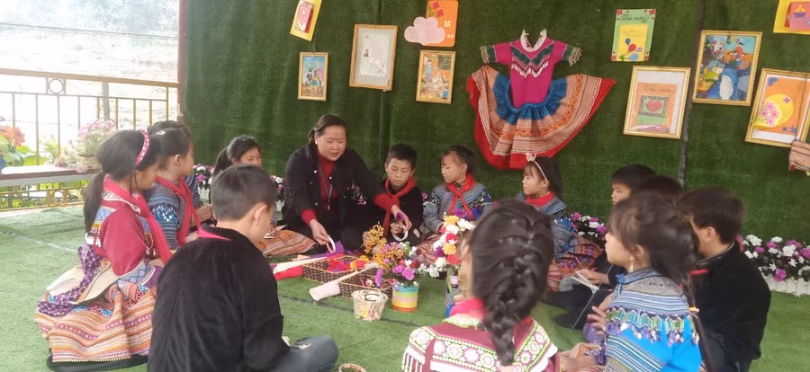 Cô Hoàng Thị Thủy - giáo viên Trường Phổ thông DTBT Tiểu học số 1 xã Sín Chéng (Lào Cai) hướng dẫn học sinh nghiên cứu khoa học. Ảnh: NVCC