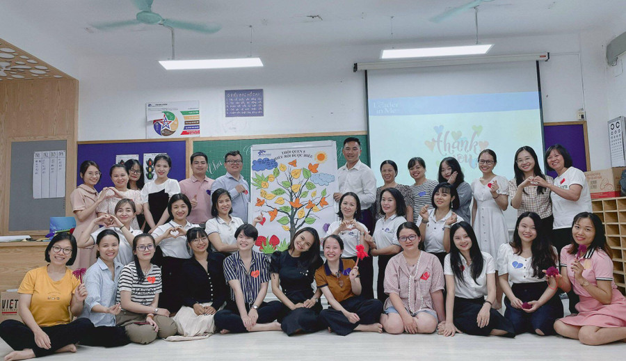 Cô Phạm Thị Quý và các giáo viên Trường THCS Ban Mai trong buổi tổng kết tập huấn chương trình The Leader in Me. Ảnh: NVCC Cô Phạm Thị Quý và các giáo viên Trường THCS Ban Mai trong buổi tổng kết tập huấn chương trình The Leader in Me. Ảnh: NVCC