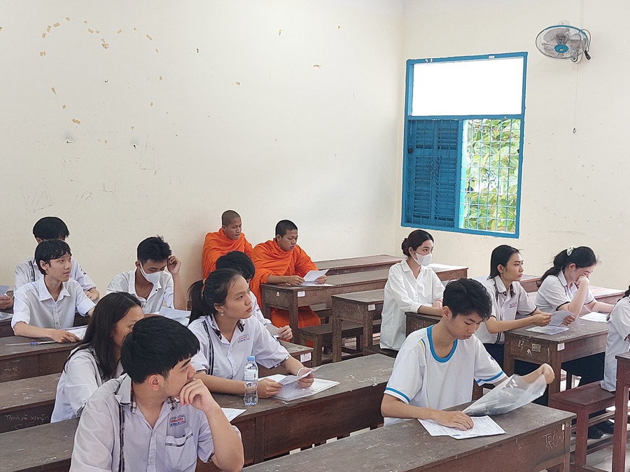 Tăng sinh cùng các thí sinh vào phòng thi. Tăng sinh cùng các thí sinh vào phòng thi.