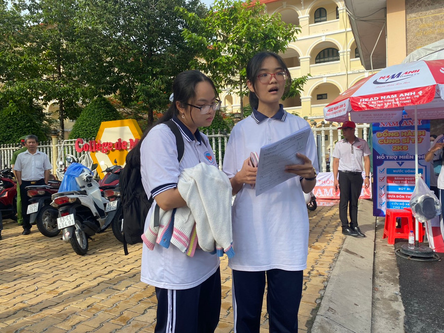 Thí sinh tỉnh Tiền Giang trao đổi sau khi thi môn Toán. Thí sinh tỉnh Tiền Giang trao đổi sau khi thi môn Toán.