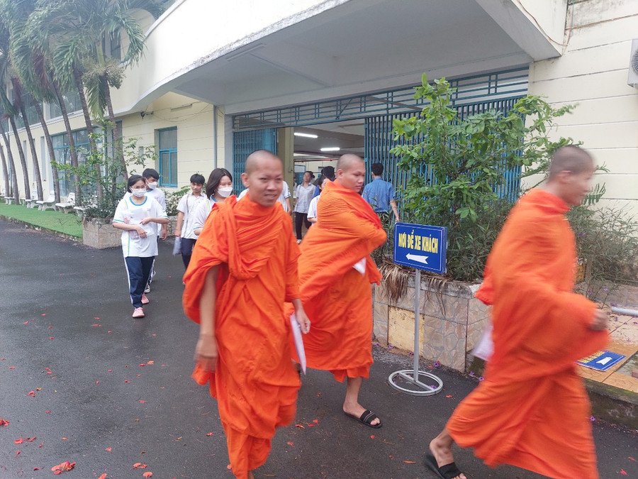 Tăng sinh và thí sinh Sóc Trăng rời trường thi chiều 27/6. Tăng sinh và thí sinh Sóc Trăng rời trường thi chiều 27/6.
