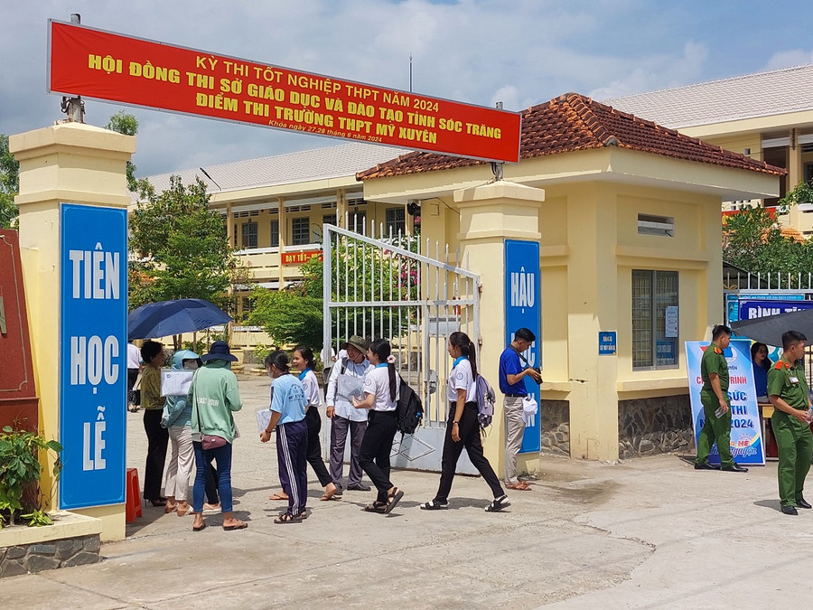 Thí sinh đến điểm thi THPT Mỹ Xuyên, huyện Mỹ Xuyên, Sóc Trăng. Thí sinh đến điểm thi THPT Mỹ Xuyên, huyện Mỹ Xuyên, Sóc Trăng.
