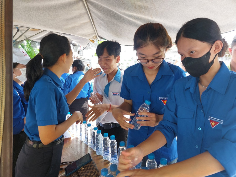 Tình nguyện viên hỗ trợ, động viên thí sinh trước khi vào phòng thi. Tình nguyện viên hỗ trợ, động viên thí sinh trước khi vào phòng thi.