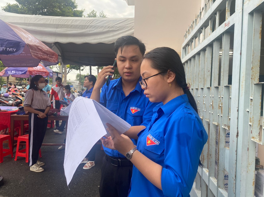 Sáng 27/6, các tình nguyện viên gọi điện nhắc thí sinh đến trường thi đúng giờ.