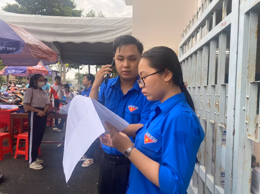 Sáng 27/6, các tình nguyện viên gọi điện nhắc thí sinh đến trường thi đúng giờ.