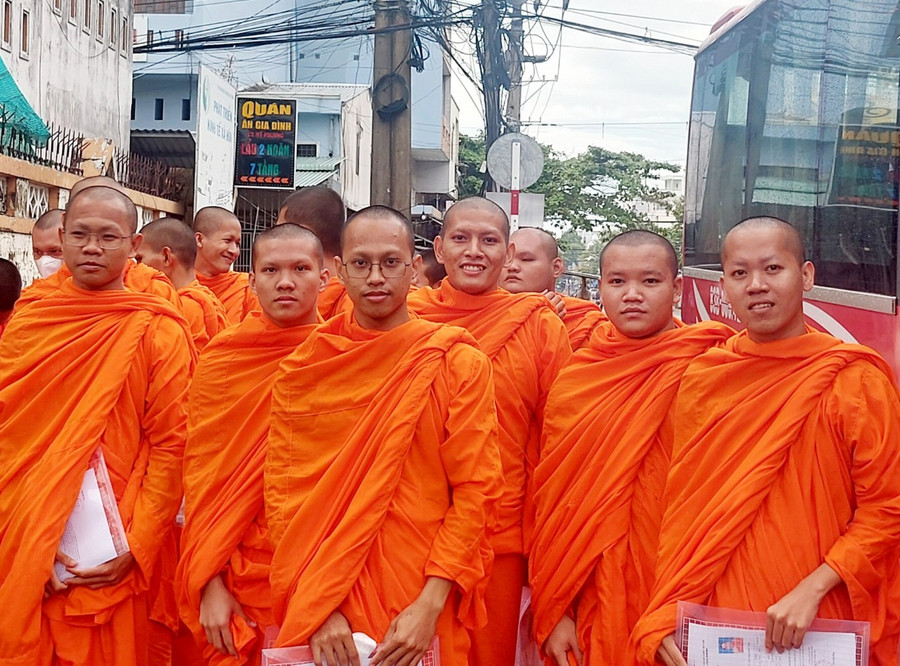 Màu vàng áo cà sa của các tăng sinh đến từ Trường Bổ túc văn hóa Pali Trung cấp Nam Bộ. Màu vàng áo cà sa của các tăng sinh đến từ Trường Bổ túc văn hóa Pali Trung cấp Nam Bộ.