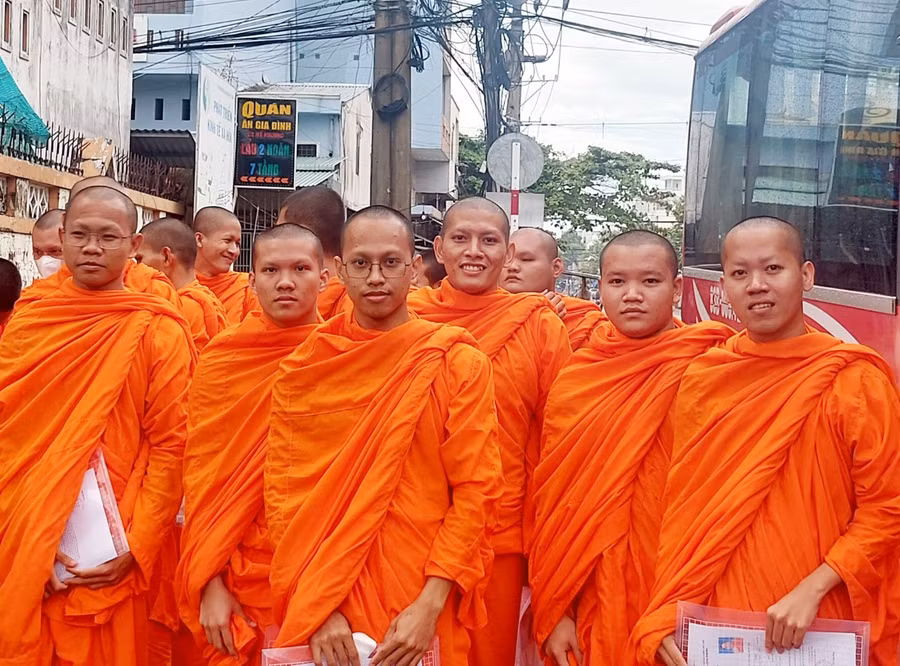 Màu vàng áo cà sa của các tăng sinh đến từ Trường Bổ túc văn hóa Pali Trung cấp Nam Bộ.