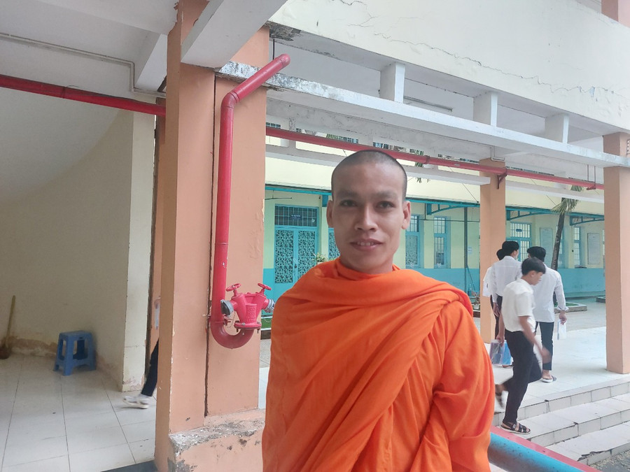 Các tăng sinh khi đến điểm thi đều mặc áo cà sa truyền thống. Các tăng sinh khi đến điểm thi đều mặc áo cà sa truyền thống.