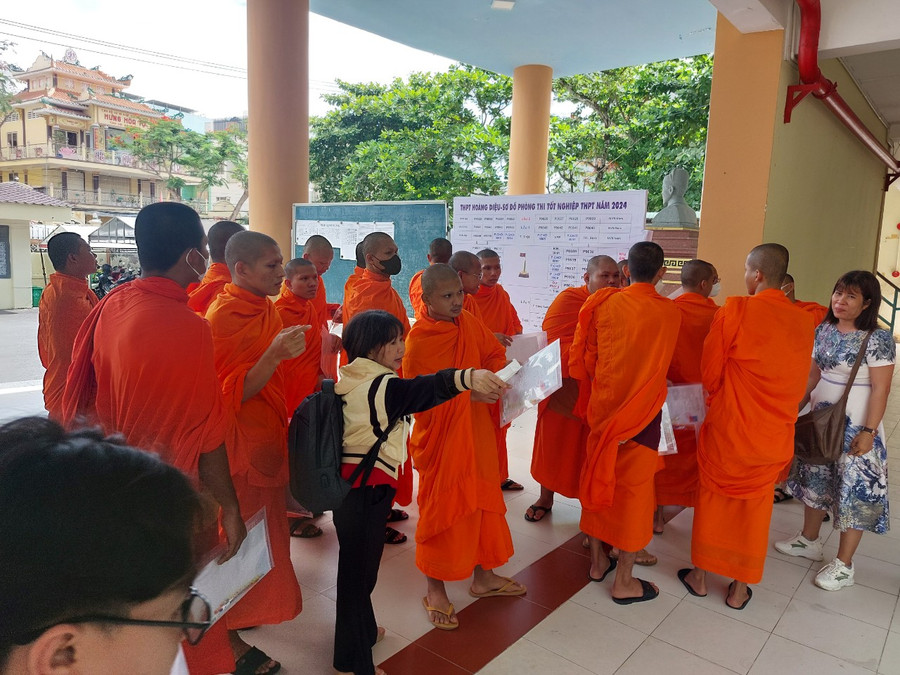 Cán bộ hướng dẫn các tăng sinh vào phòng thi. Cán bộ hướng dẫn các tăng sinh vào phòng thi.