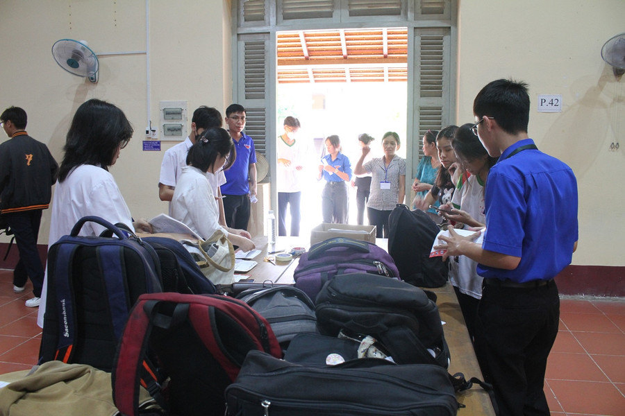 Thí sinh vào điểm thi được hỗ trợ gửi vật dụng ngoài khu vực phòng thi. Thí sinh vào điểm thi được hỗ trợ gửi vật dụng ngoài khu vực phòng thi.