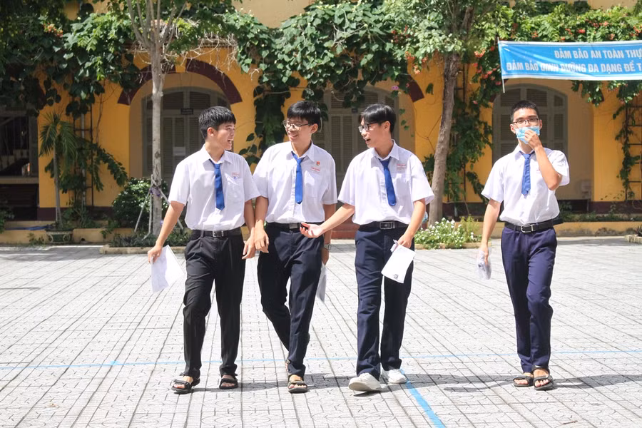 Thí sinh đến điểm thi sớm để tránh trời mưa.