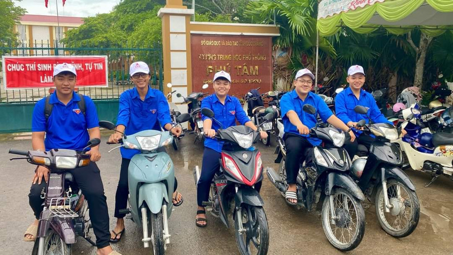 Lực lượng xe tình nguyện đưa rước thí sinh miễn phí. Lực lượng xe tình nguyện đưa rước thí sinh miễn phí.