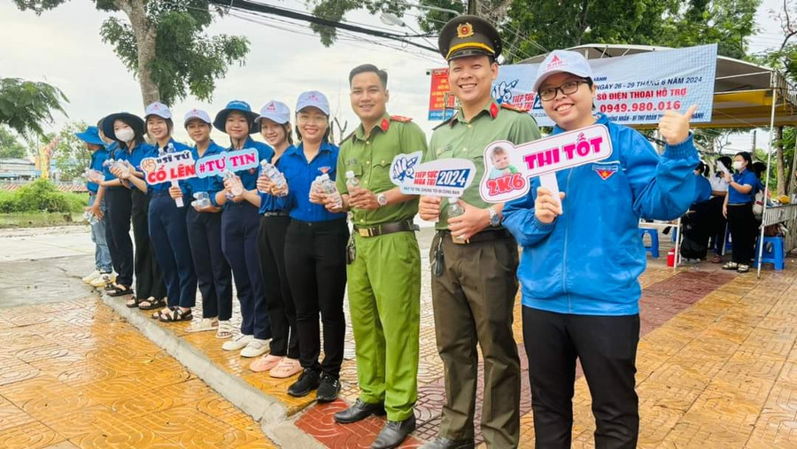 Các đội hình có những lời động viên tinh thần thí sinh trước điểm thi. Các đội hình có những lời động viên tinh thần thí sinh trước điểm thi.