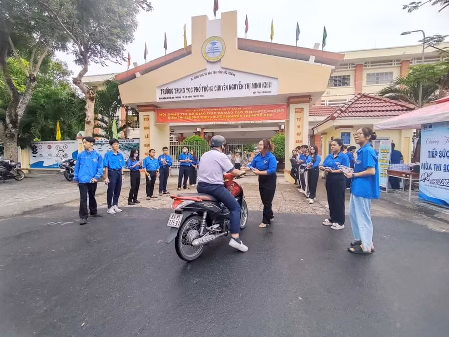 Tình nguyện viên túc trực tại điểm thi hỗ trợ thí sinh.