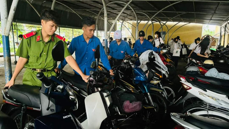 Hỗ trợ phụ huynh, thí sinh sắp xếp nơi để xe. Hỗ trợ phụ huynh, thí sinh sắp xếp nơi để xe.