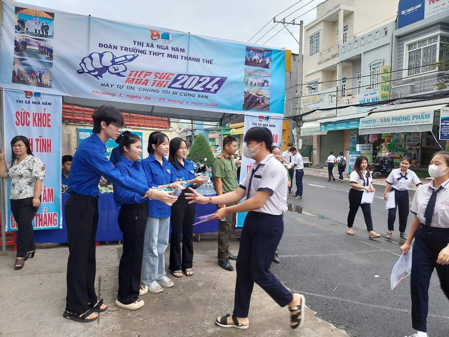 Phát nước uống, tiếp sức thí sinh. Phát nước uống, tiếp sức thí sinh.