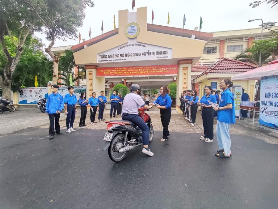 Tình nguyện viên túc trực tại điểm thi hỗ trợ thí sinh. Tình nguyện viên túc trực tại điểm thi hỗ trợ thí sinh.