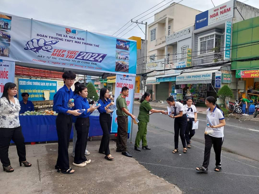 Đoàn thanh niên, lực lượng công an hỗ trợ thí sinh tại TP Sóc Trăng. Đoàn thanh niên, lực lượng công an hỗ trợ thí sinh tại TP Sóc Trăng.