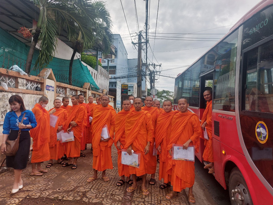 Các tăng sinh đến trường thi.