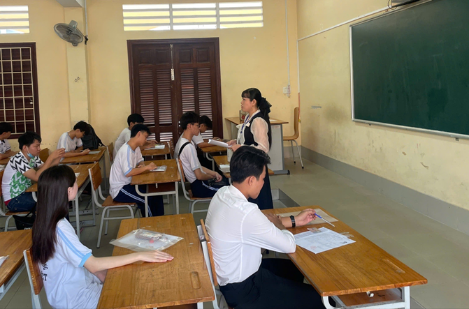 Thí sinh thi tại điểm thi THPT Lưu Văn Liệt (TP Vĩnh Long). Thí sinh thi tại điểm thi THPT Lưu Văn Liệt (TP Vĩnh Long).