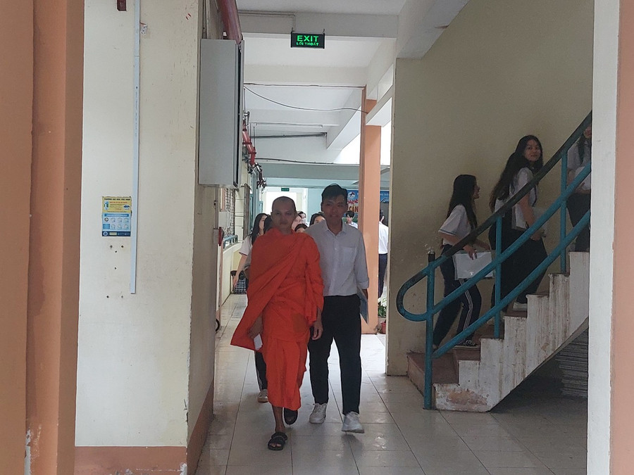 Tăng sinh cùng các thí sinh vào trường thi. Tăng sinh cùng các thí sinh vào trường thi.