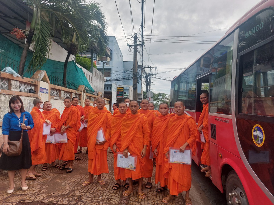 Các tăng sinh được đưa đón đi thi tốt nghiệp THPT. Các tăng sinh được đưa đón đi thi tốt nghiệp THPT.