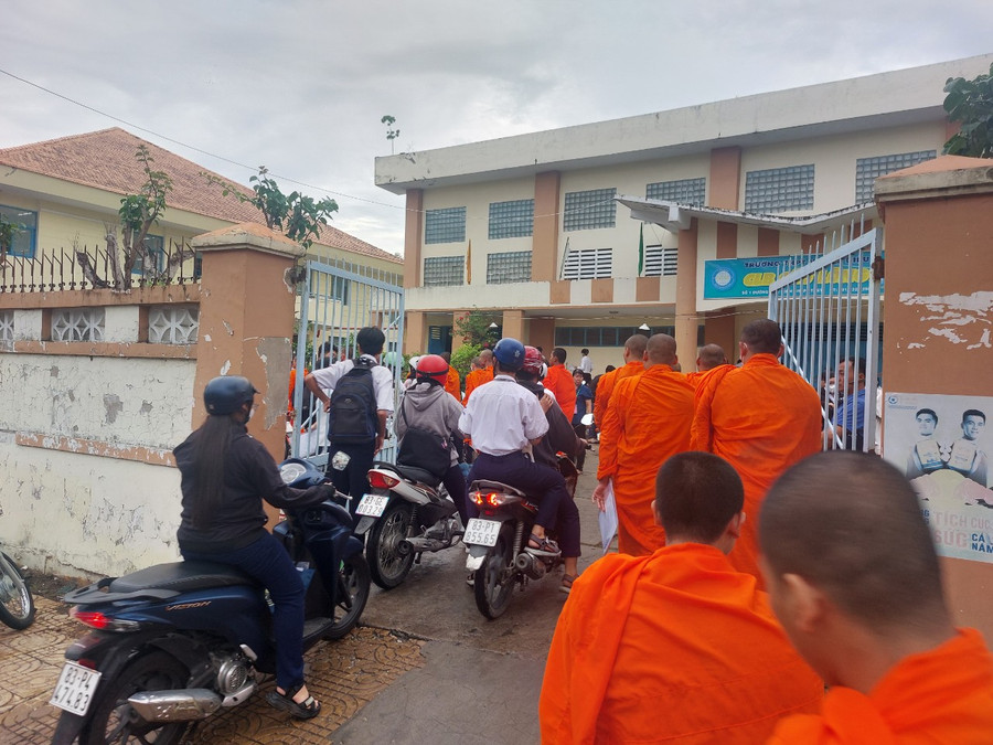 Tăng sinh xếp hàng đi vào trường thi. Tăng sinh xếp hàng đi vào trường thi.