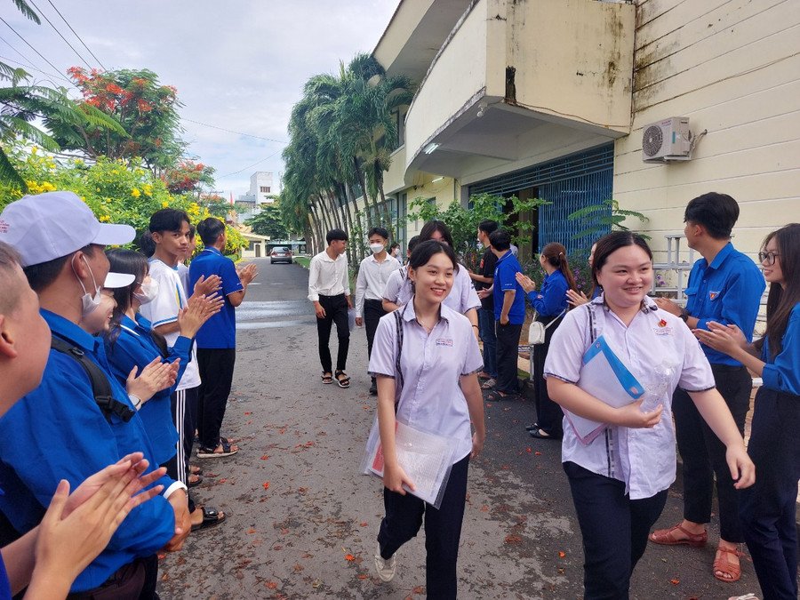 Thí sinh vui vẻ ra về sau khi thi xong môn Ngữ văn.