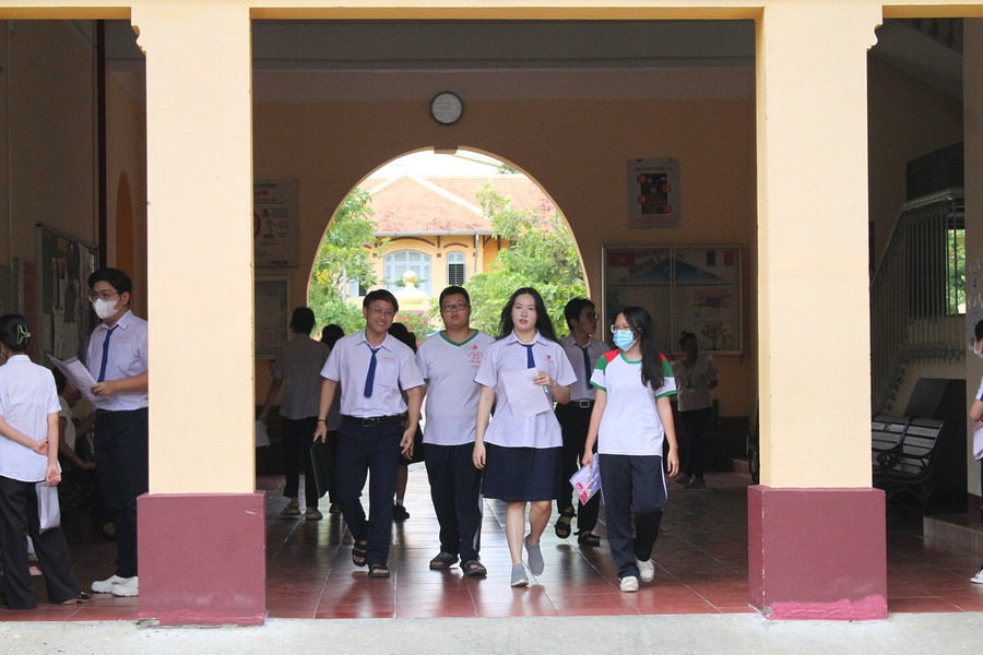 Thí sinh TP Cần Thơ đến trường thi trong thời tiết mát mẻ.