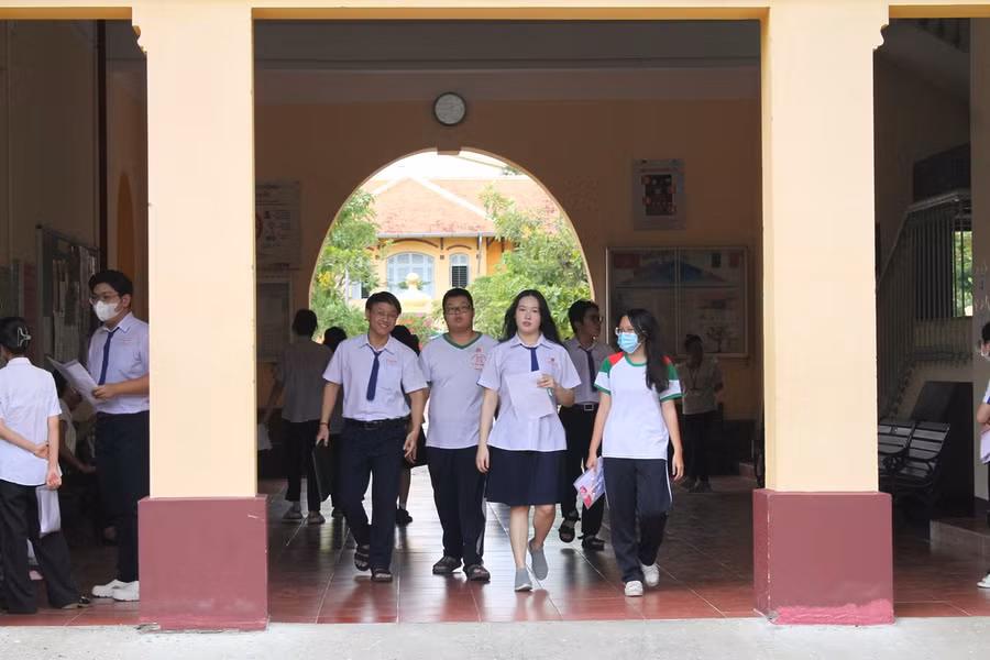 Thí sinh TP Cần Thơ đến trường thi trong thời tiết mát mẻ.