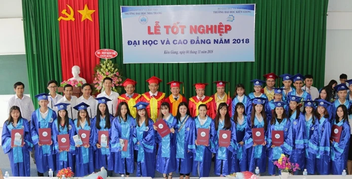 Trao bằng kỹ sư, cử nhân cho SV Trường ĐH Nha Trang đào tạo tại Trường ĐH Kiên Giang