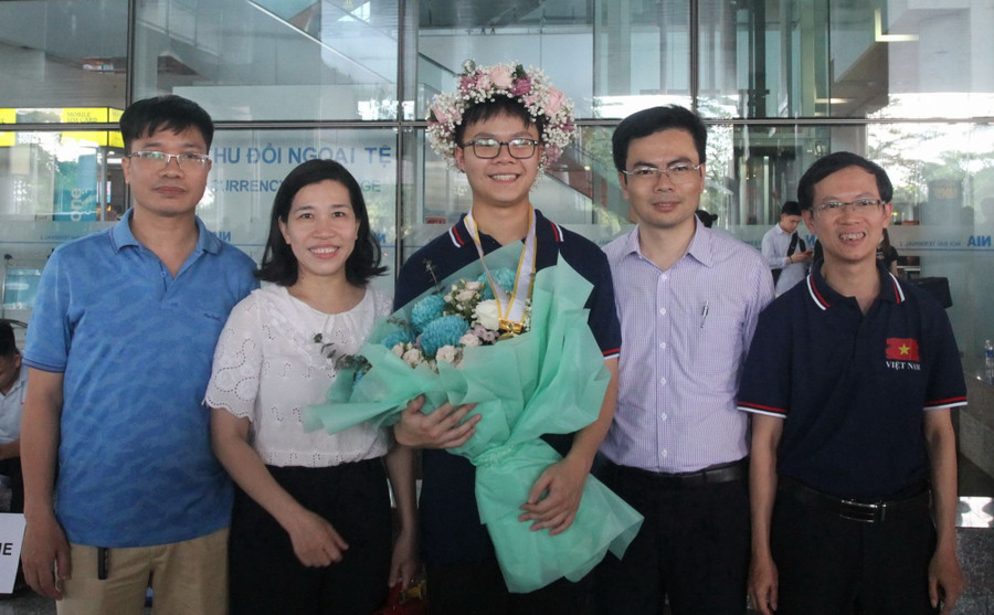 Việt Hưng cùng gia đình và thầy cô.