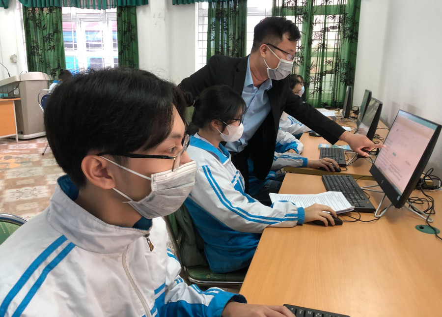 Đẩy mạnh ứng dụng công nghệ thông tin trong các giờ học ở Trường THPT Hoàng Quốc Việt, Quảng Ninh.
