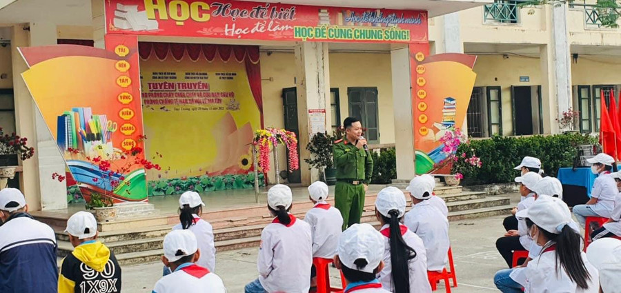 Trường THCS Thụy Trường (Thái Thụy) phối hợp với Đồn biên phòng Cửa khẩu cảng Diêm Điền, Công an huyện tuyên truyền về An toàn giao thông, Nghị định 137. Ảnh: NTCC